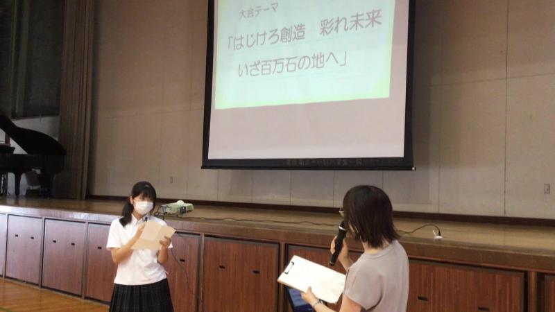 インタビューを受ける髙田さん