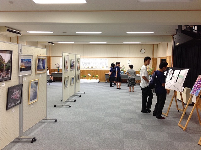 写真部，美術部，華道部の展示