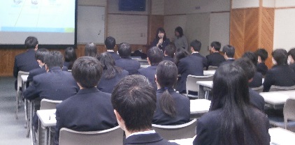 真剣に話を聞く生徒