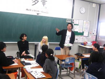 人, 屋内, テーブル, 民衆 が含まれている画像

AI 生成コンテンツは誤りを含む可能性があります。