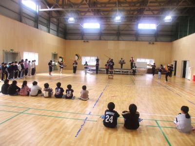 空港のロビーにいる人たち

AI 生成コンテンツは誤りを含む可能性があります。