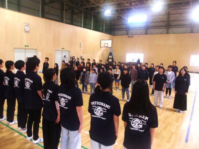 群衆の前に立っている男性

AI 生成コンテンツは誤りを含む可能性があります。