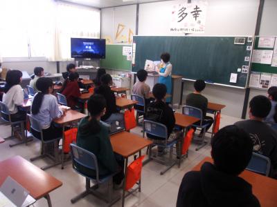 部屋の中でコンピューターを使っている人々

AI 生成コンテンツは誤りを含む可能性があります。