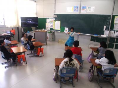 屋内, 部屋, テーブル, 子供 が含まれている画像

AI 生成コンテンツは誤りを含む可能性があります。