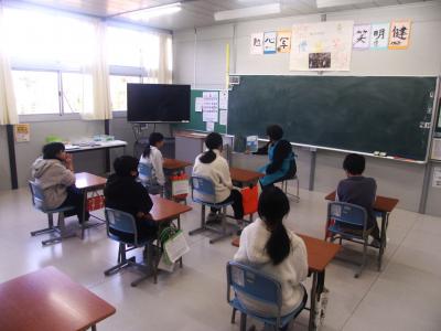 部屋の中で椅子に集う人々

AI 生成コンテンツは誤りを含む可能性があります。