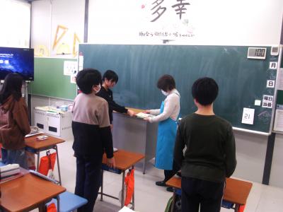 テレビの画面を見ている人たち

AI 生成コンテンツは誤りを含む可能性があります。