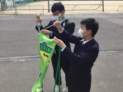 のぼり旗を組み立てる生徒と教員