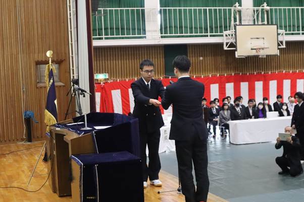 人, 屋内, 立つ, 男 が含まれている画像