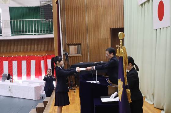 部屋の中に立っている男性