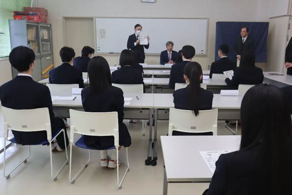 机の上に座っている人たち