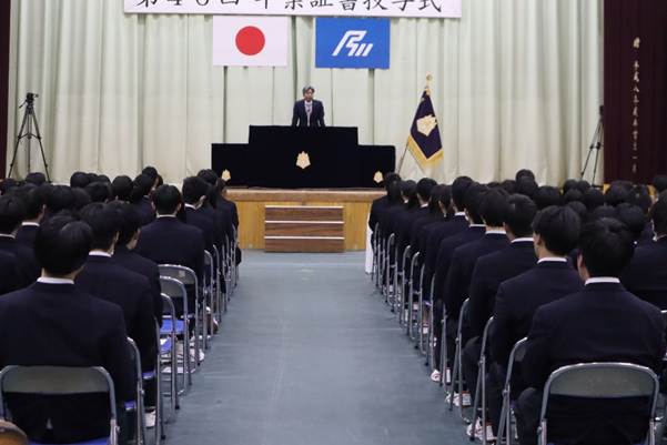 屋内, 建物, 椅子, 部屋 が含まれている画像