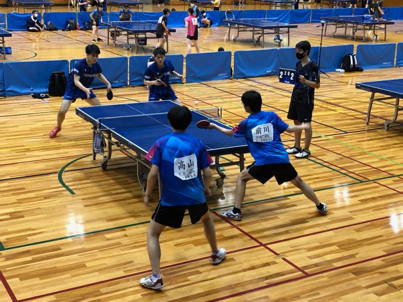 写真は男子ダブルス５回戦に進出し、第一シードの遊学館ペアと対戦する高山（２年）・前川（２年）ペア