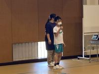 みんなの前で司会をする６年生