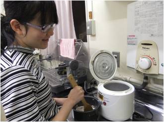 中学部舎生が笑顔で混ぜています♪