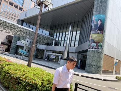 音楽堂の前で1枚