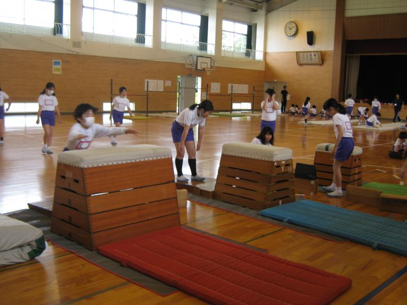 クロームブックで動画を撮りながら練習する跳び箱のメンバー