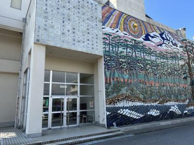 正面玄関に向かって左側の陶壁横体育館玄関へお進みください。