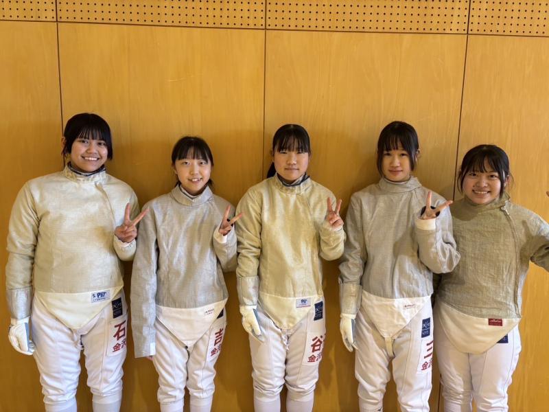 全国選抜フェンシング大会に出場する女子フェンシング部員
