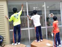 窓ふきをする生徒