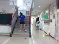 施設の掃除をする生徒