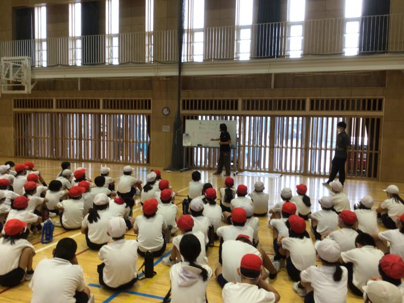 ルールの説明を真剣に聞く５年生