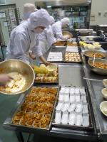 カップに具をいれる