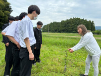 鹿西高生に説明する春木地区のどぶろく農家織田さん