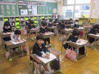 １年生　初めての書初め大会