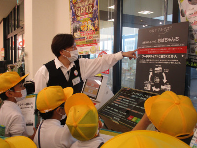 店長さんの話を聞く子ども達