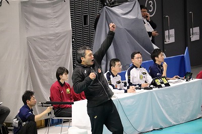 雄たけびを上げる小坂先生