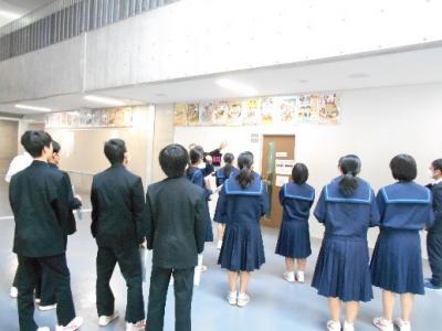 これまでの金デパポスターを見ているところ これまでの金デパポスターを見ているところ