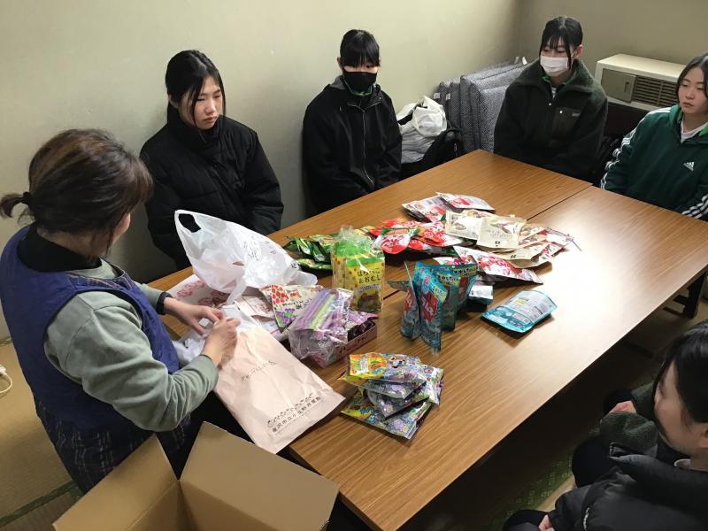 飾り付け作業の手順に耳を傾ける部員たち