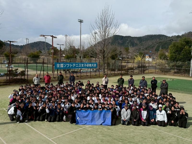 研修大会参加者全員による集合写真（於今津総合運動\テニスコート）