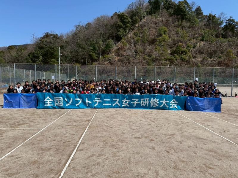 研修大会参加者全員による集合写真（於マキノ町林間スポーツセンターテニスコート）