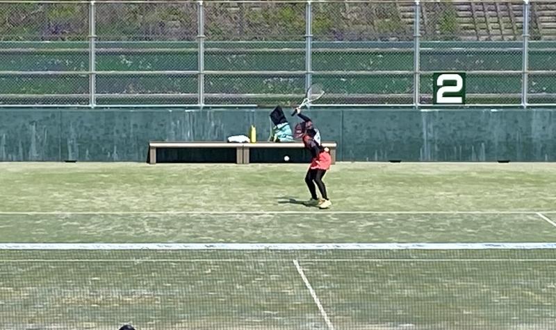 サーブを放つ青山蒼空選手（２年）