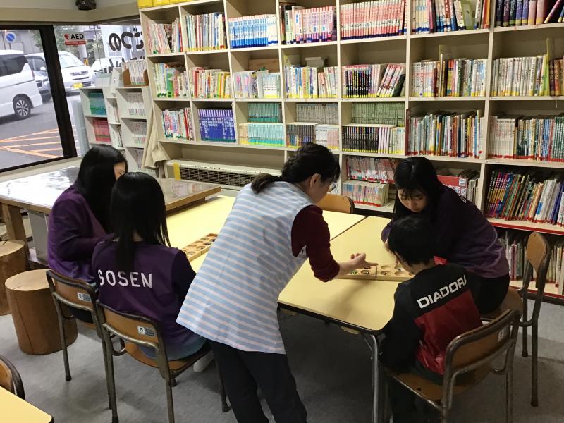 遊具の説明を行う部員たち