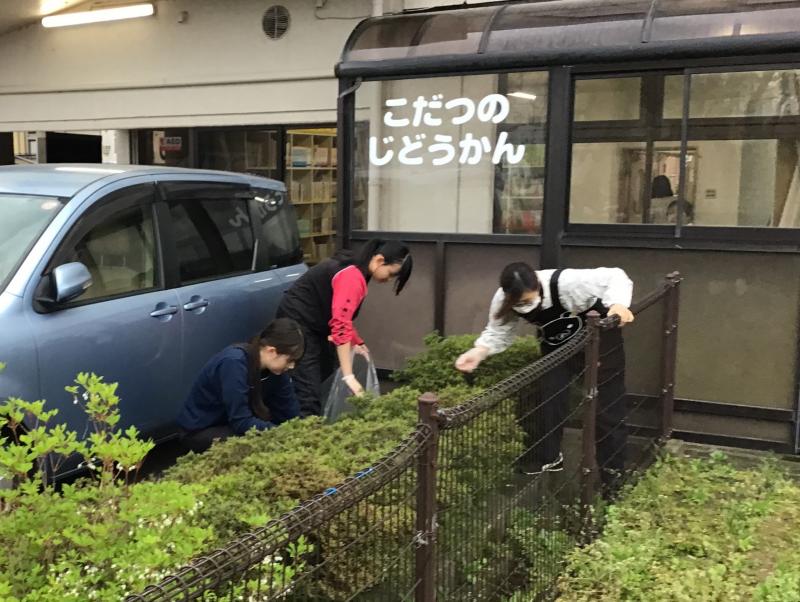 児童館周辺の清掃を行う部員たち