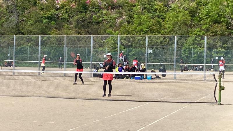 試合に挑む古畑来華・長あこ選手（ともに３年）