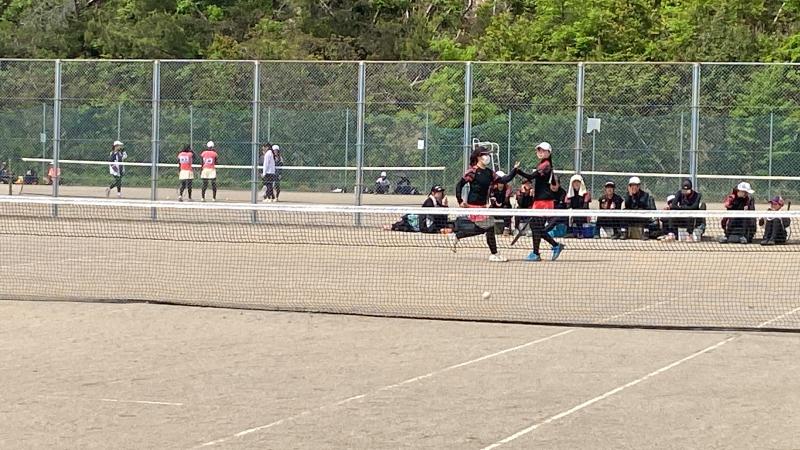 得点を決めハイタッチをする三角姫心選手・北村菜乃花選手（ともに３年）