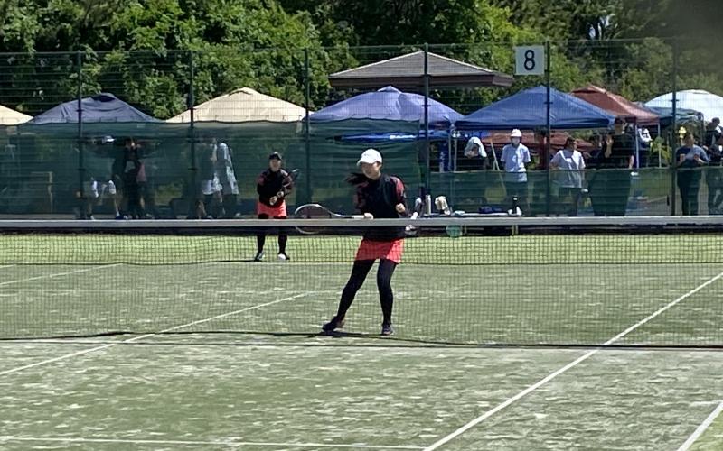 団体戦の試合に挑む長坂・長ペア（いずれも３年）