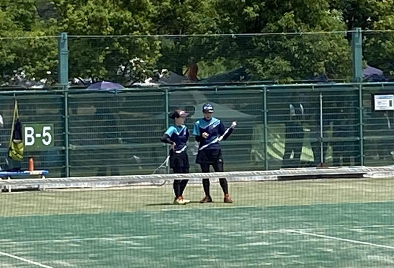 試合に挑む青山・本田ペア（いずれも２年）