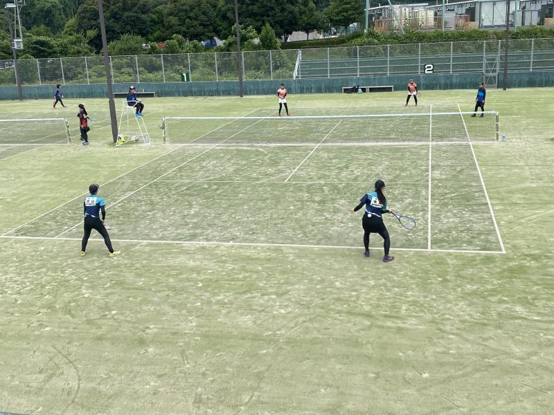 試合に挑む青山・本田ペア（いずれも２年）