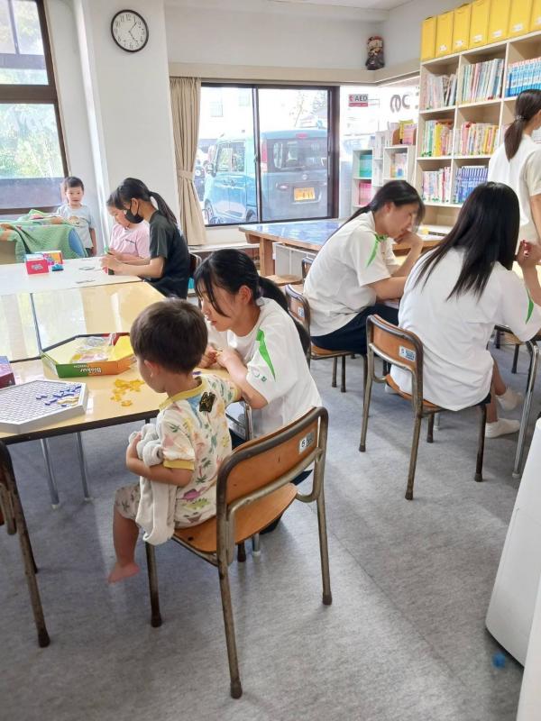 子どもたちと交流活動を行う部員たち