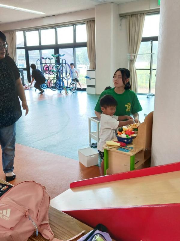 子どもたちと遊戯を行う部員たち