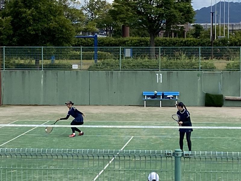 試合に挑む上田真理愛選手・田中結奈選手（ともに１年）