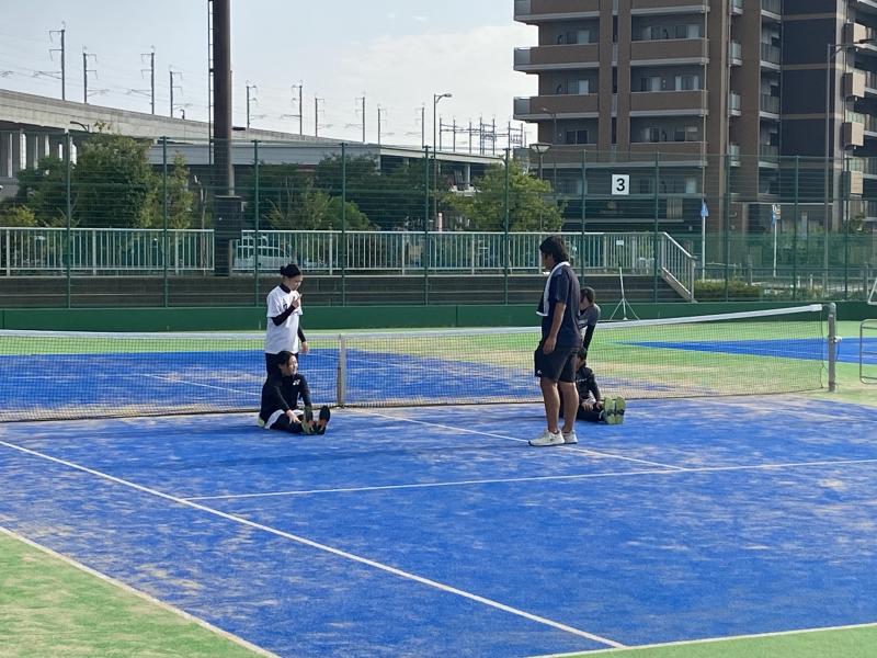 練習後のストレッチを行う選手たち