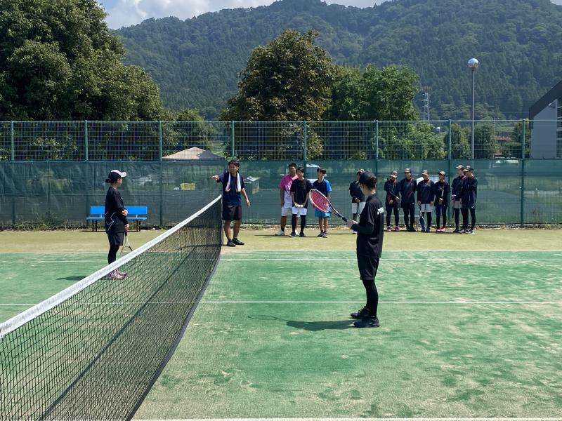 練習メニューの説明を聞く選手たち