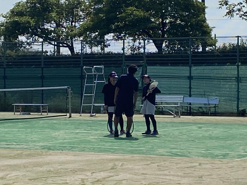 交流試合後にアドバイスを聞く選手たち【左：本田彩選手・右：青山蒼空選手（いずれも２年）】