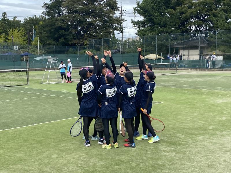 試合前に円陣を組む選手たち