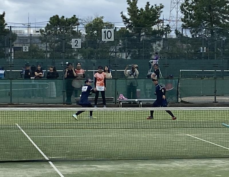 試合に挑む辺井ひなた（２年）・中村優生（１年）ペア